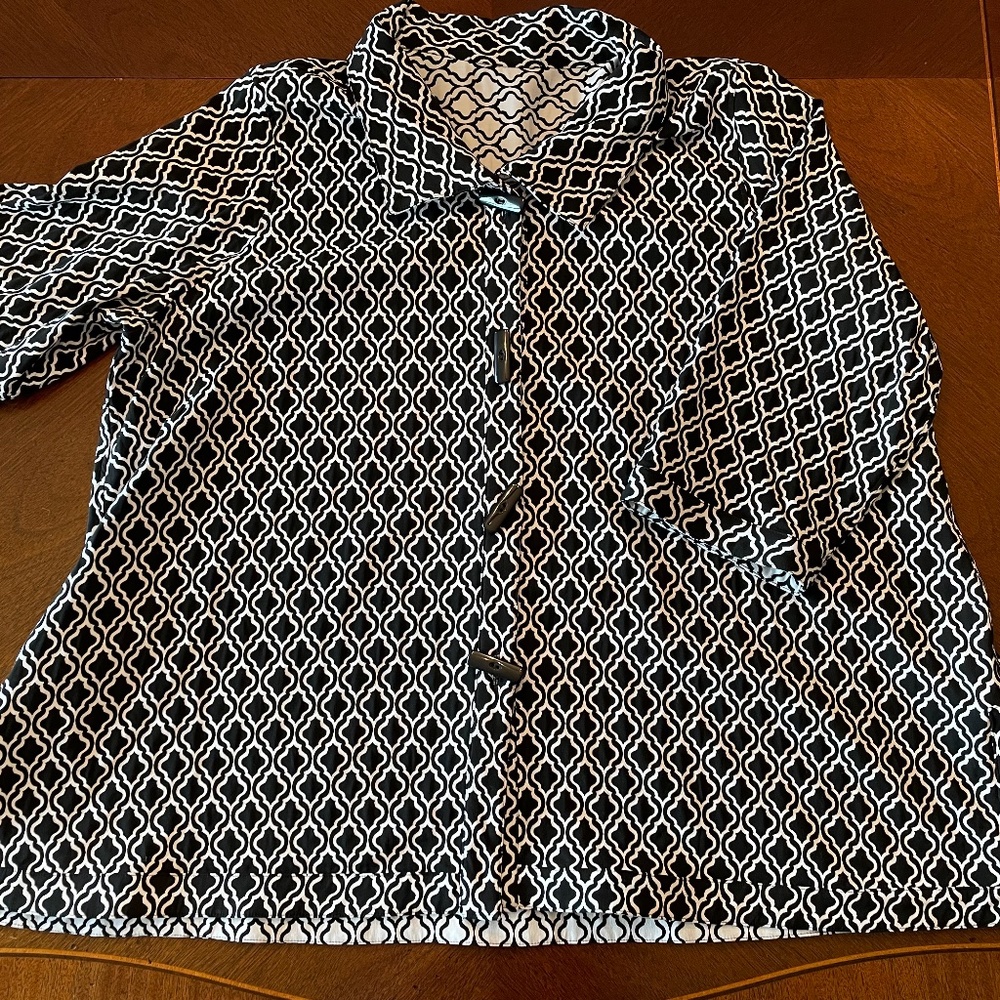 Reversible Black & White 3/4 Length Sleeve Lightweight Top